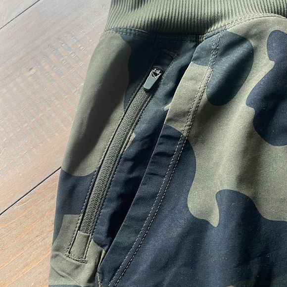 Women’s running camo shorts. Never worn - Picture 2 of 9